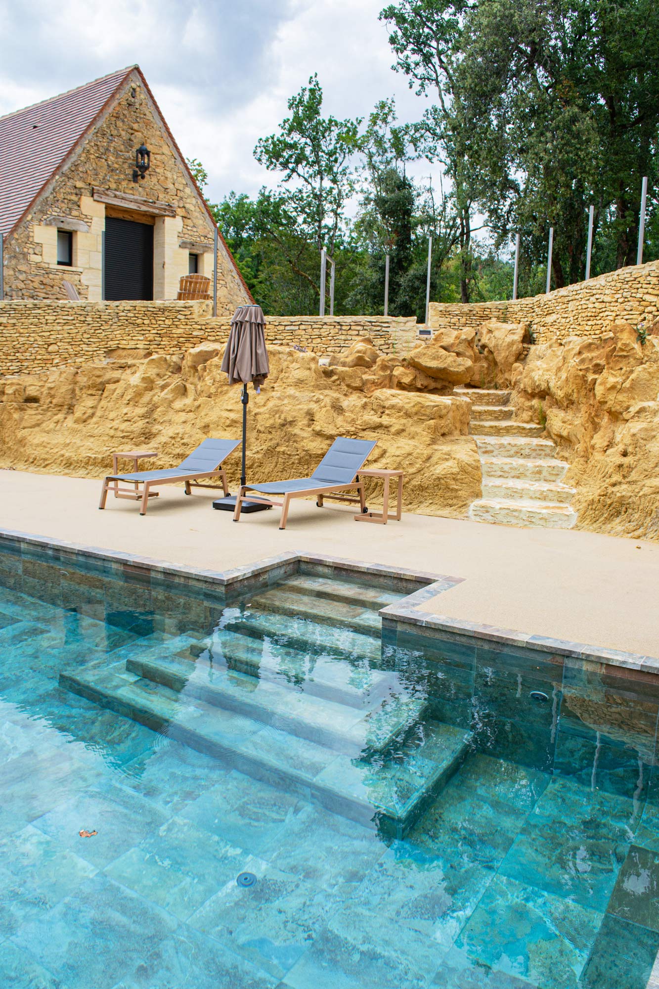 Piscine creusée dans la roche Périgord